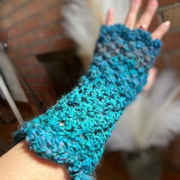 𝅺TURQUOISE CROCHETED FINGERLESS GLOVES - Picture 6 of 6